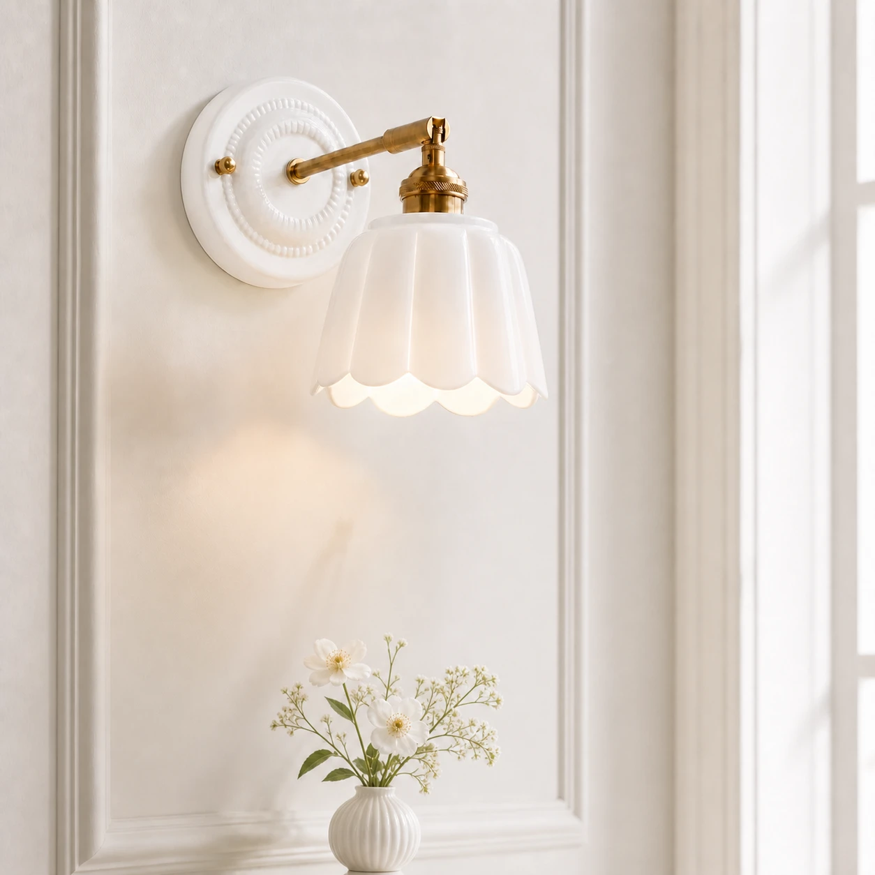 Lámpara de pared con forma de pétalo encendida