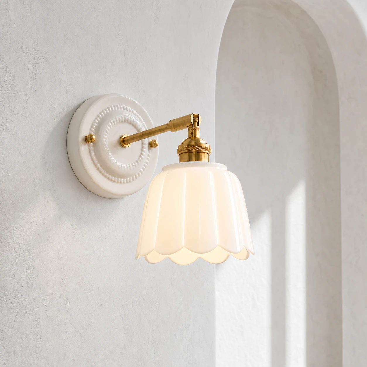 Aplique de pared de cerámica con forma de pétalo blanco en un interior nórdico escultórico.