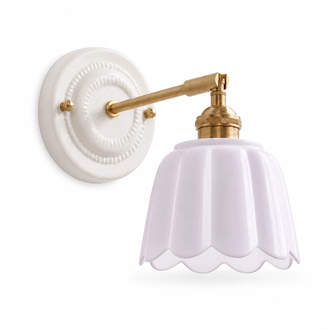 Lámpara de pared de cerámica con forma de pétalo de color lila claro.