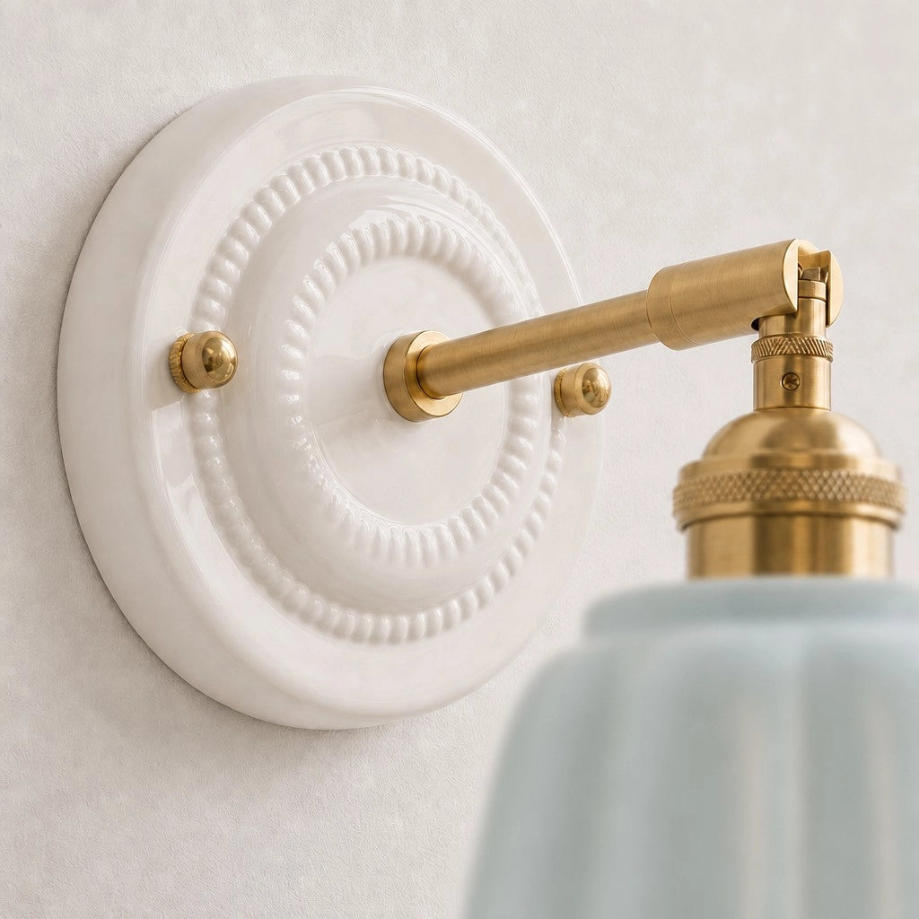 Placa de pared de cerámica blanca en relieve y brazo de latón