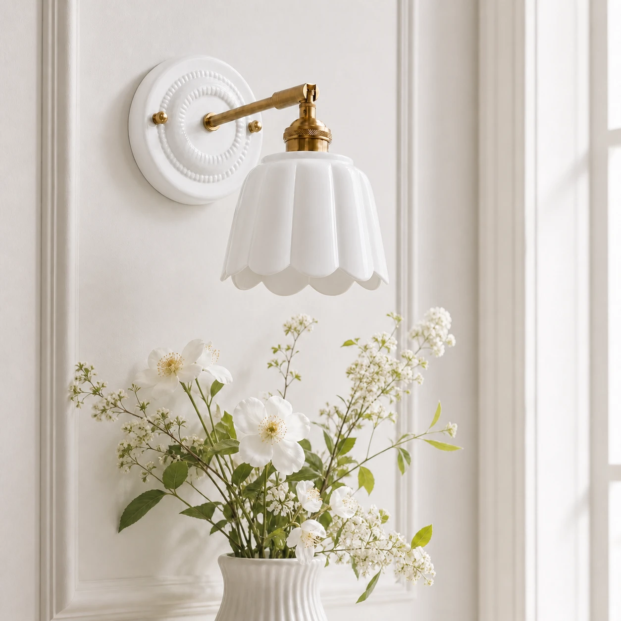 Lámpara de pared con forma de pétalo apagada