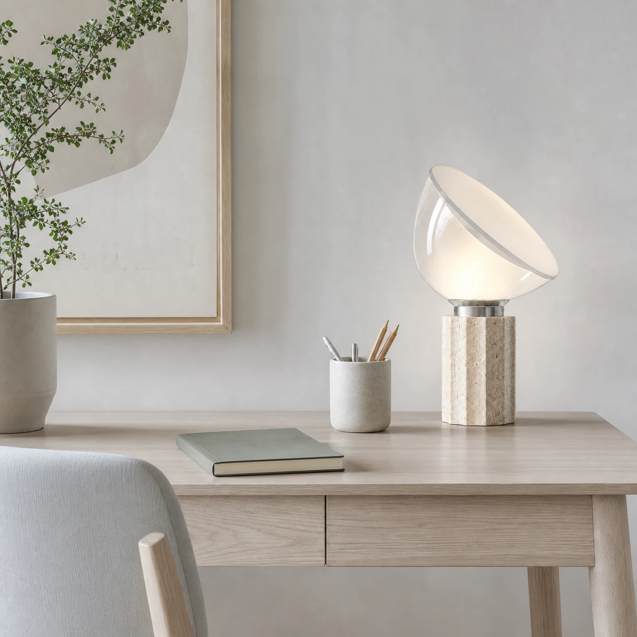 Travertinlampe an einem nordischen Arbeitsplatz
