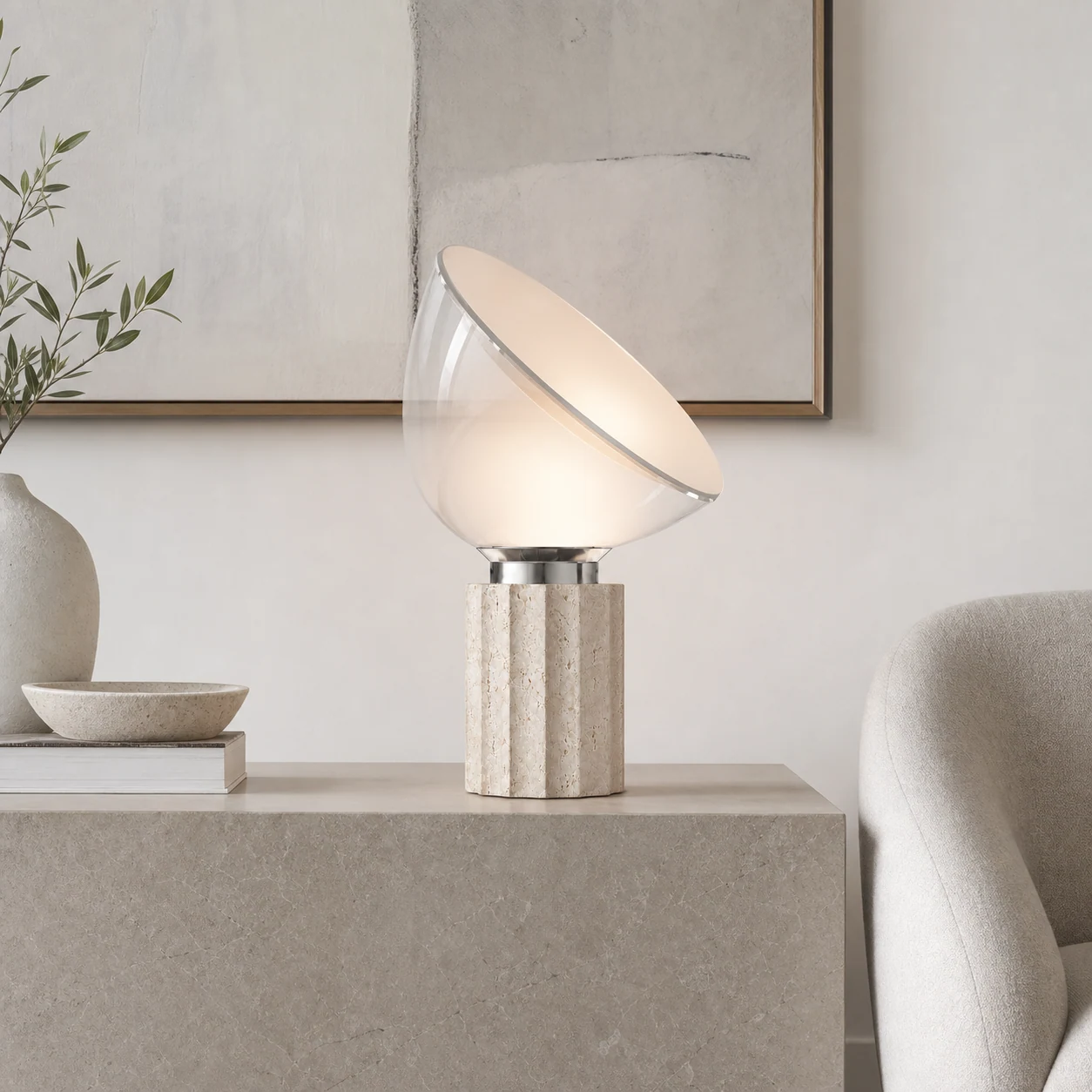 Große Travertinlampe auf einer Steinkonsole