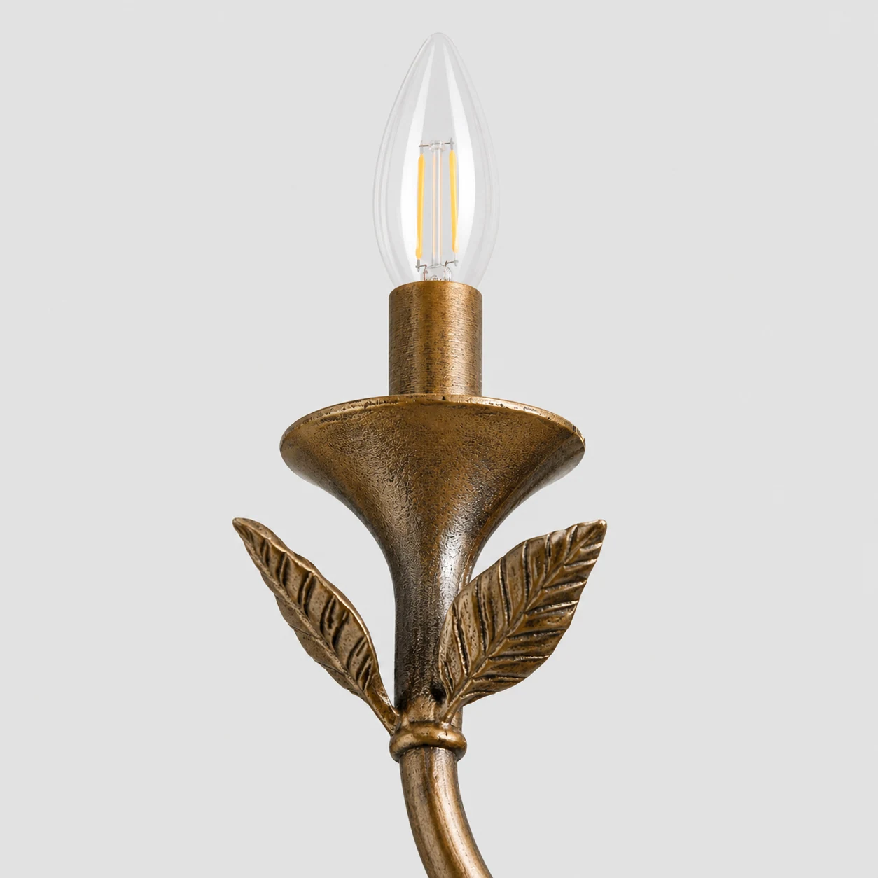 Kerzenhalter aus Messing und botanische Verbindungsstelle