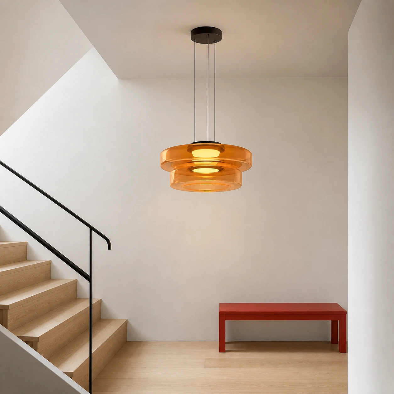 Dwuwarstwowa bursztynowa lampa wisząca Cove nad podestem schodów Bauhausu