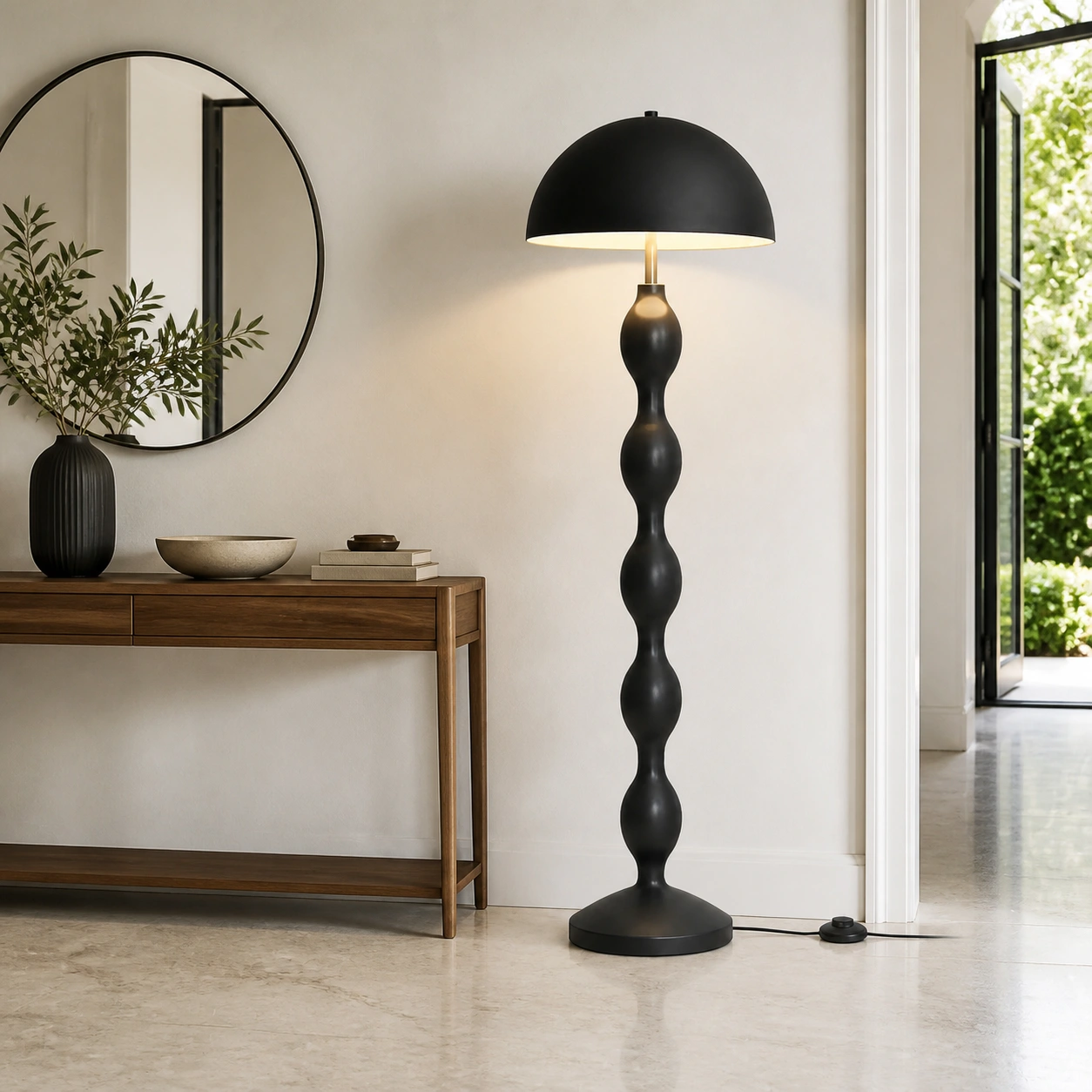 Lampada da terra nera in un ingresso moderno
