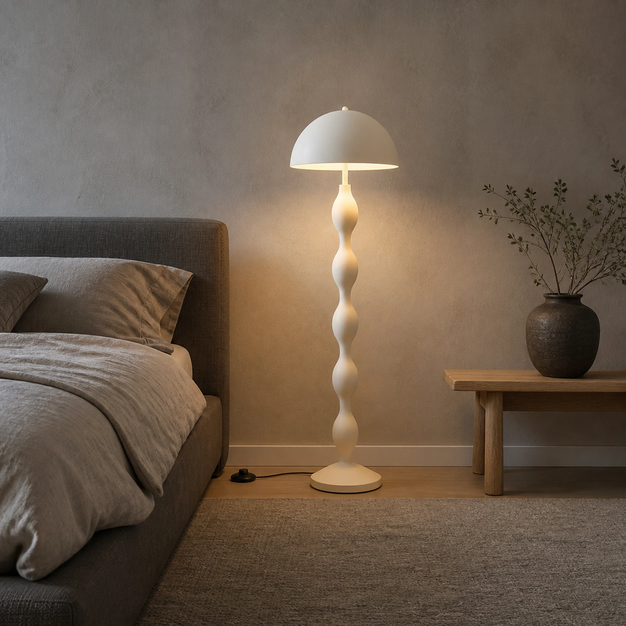 Lampada da terra beige in una tranquilla camera da letto contemporanea