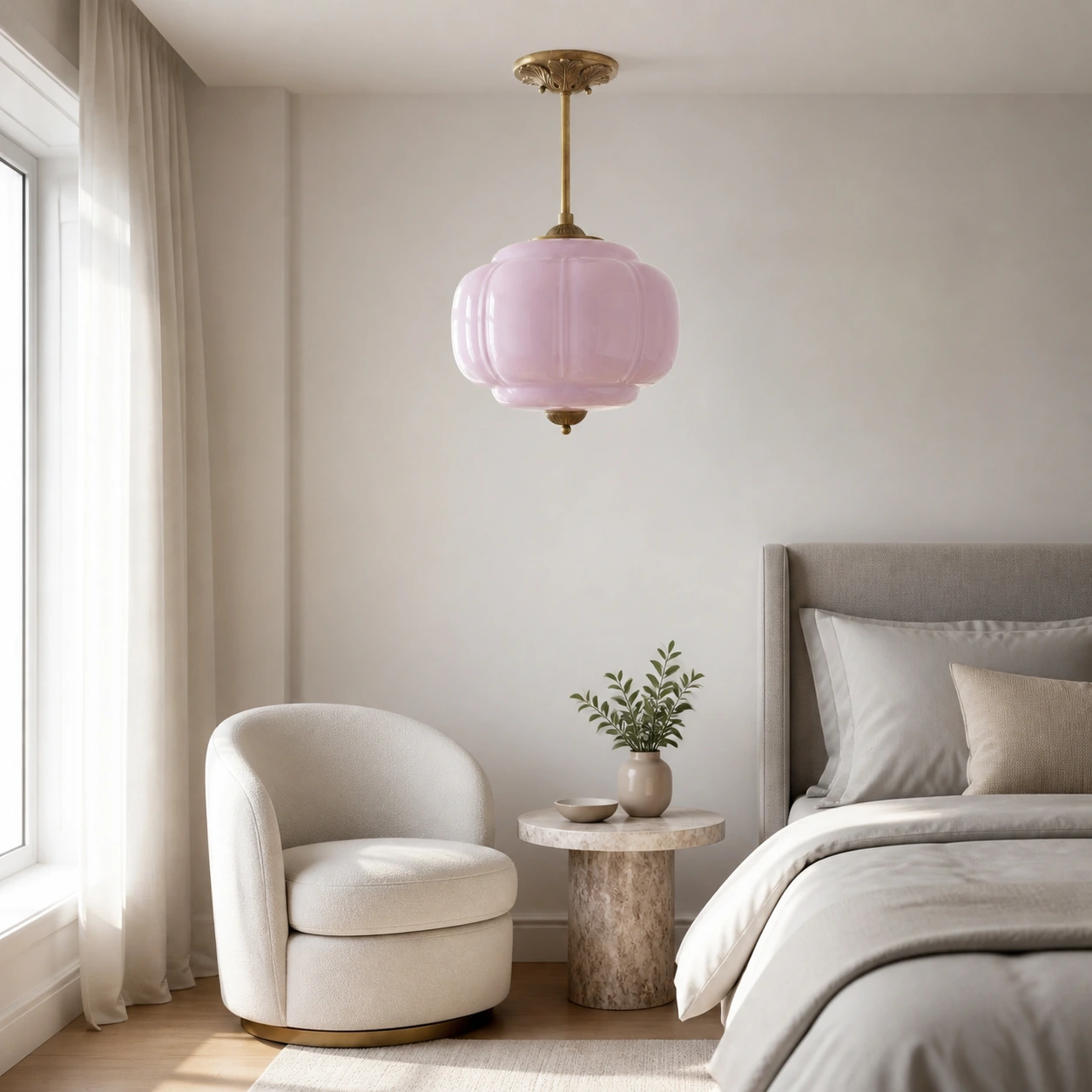 Lavendelfarbene Kürbis-Hängeleuchte in einem hellen, modernen Schlafzimmer