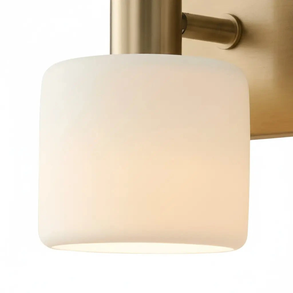 Milchig-weißer Porzellanzylinder und warmes, diffuses Lichtdetail