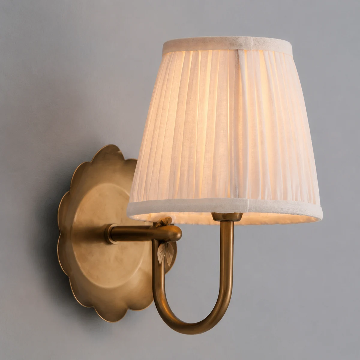 Sandra Vintage Pleated Cotton Shade Wall Sconce detail1.webp__PID:3808bf1d-493c-4187-8b9c-750a2c32dee3
