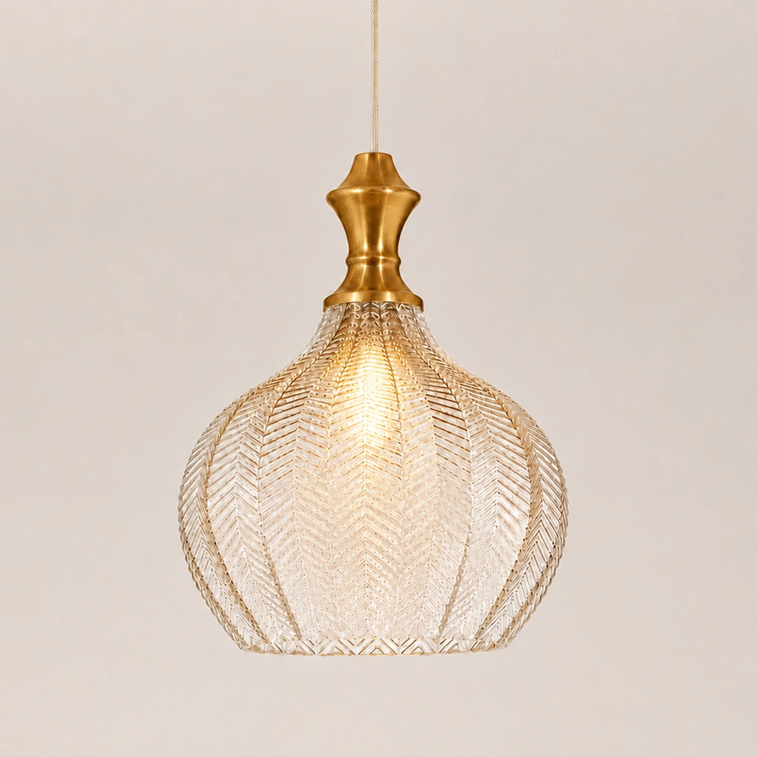 Benoit Ø 23,2 × H 28,9 cm · Altgold-Messing eingeschaltet