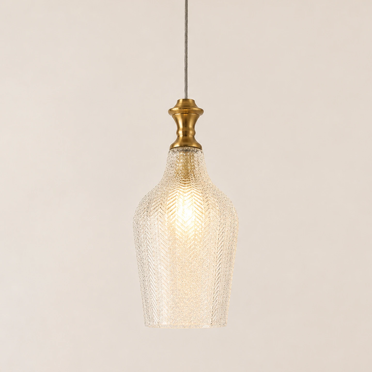 Benoit Ø 18,1 × H 39,4 cm · Altgold-Messing eingeschaltet