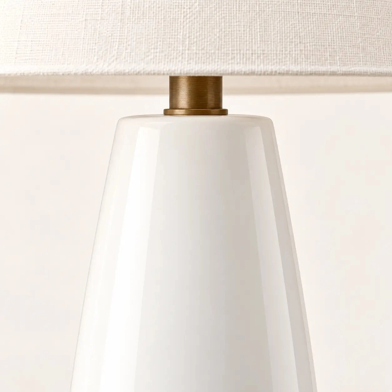 Slim rounded lamp base detail