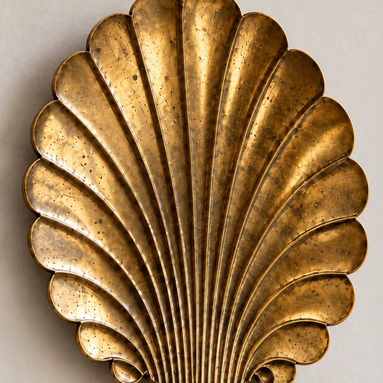 Ribbed antique brass shell