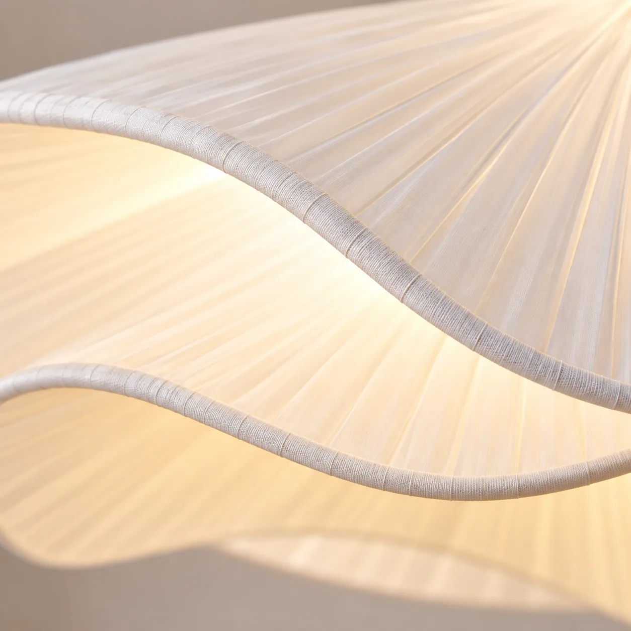 Wavy pleated edge