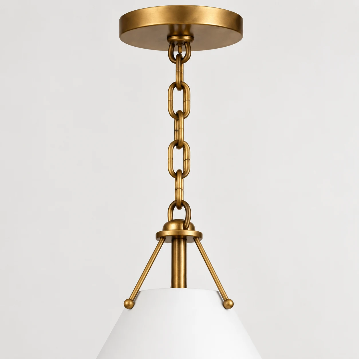 Antique-brass canopy and chain suspension of the white Elodie pendant