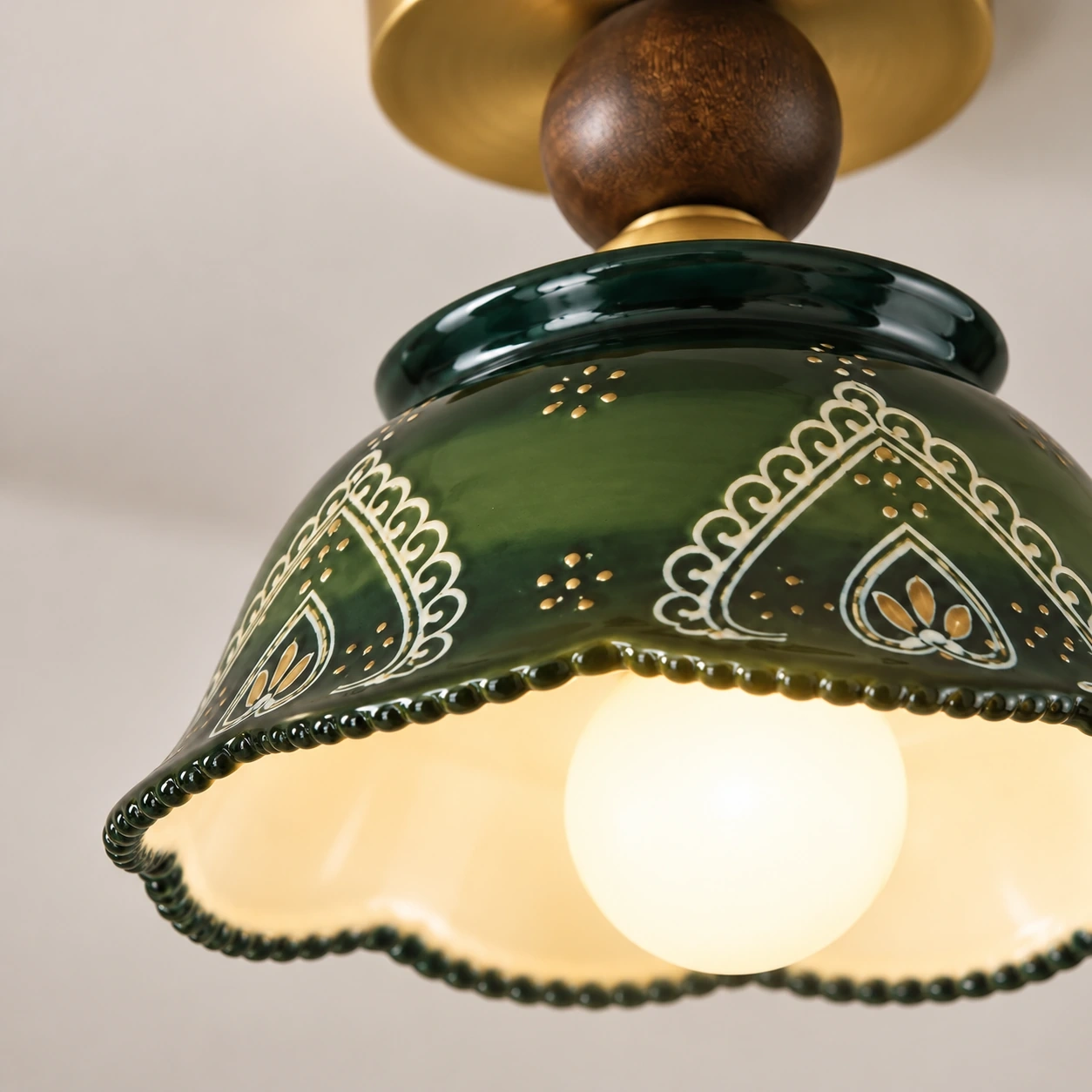 Scalloped rim interior and bulb view